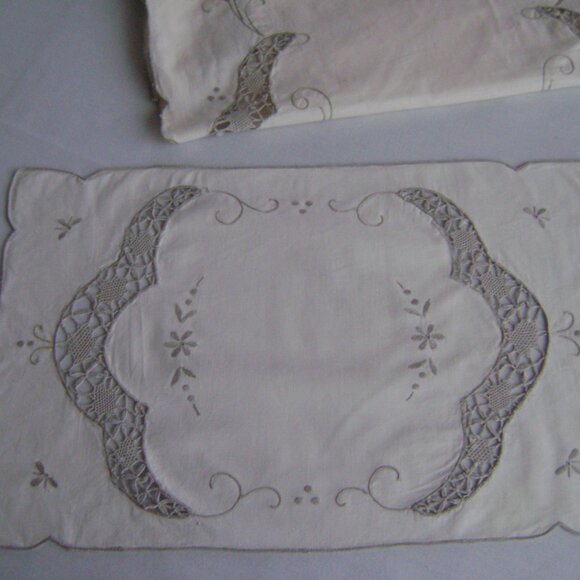 Vintage Scallop edgedTable Runner and Eight Placemats, Off white with Embroidery - Picture 7 of 7